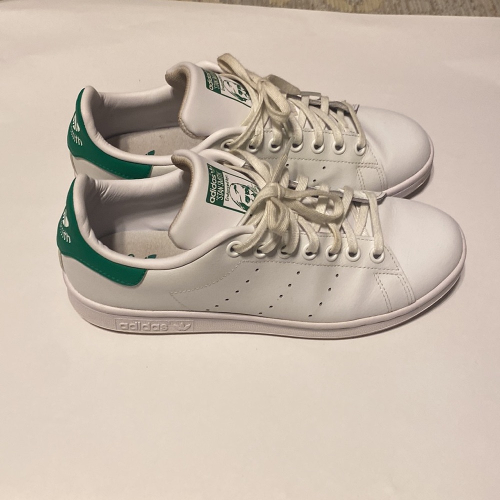 ADIDAS STAN SMITH WOMENS SIZE 6 COLOR WHITE AND GREEN IN EXCELLENT CONDI…